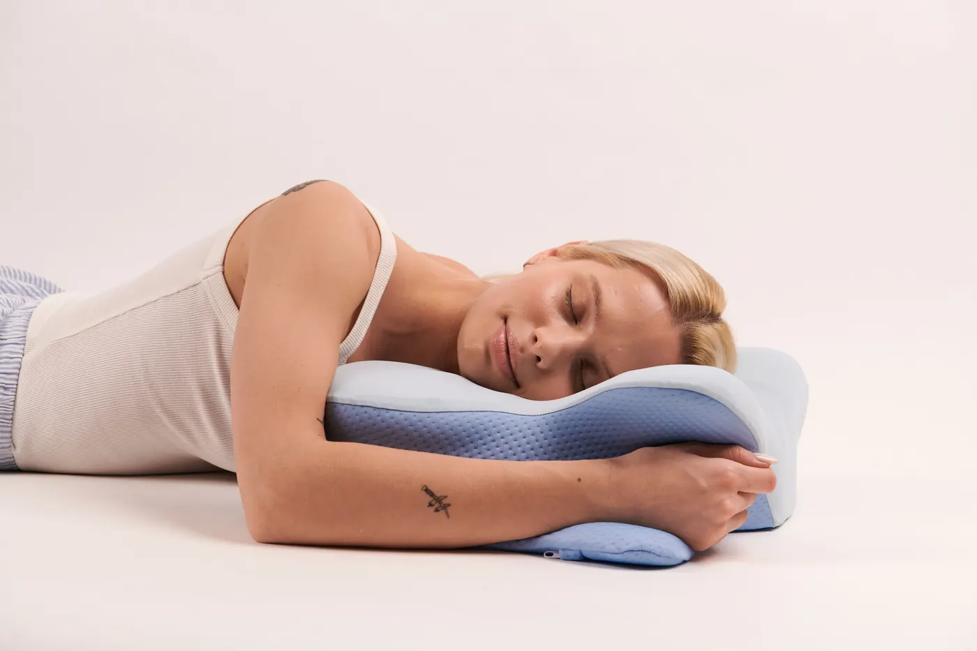 Side resting with a contoured pillow