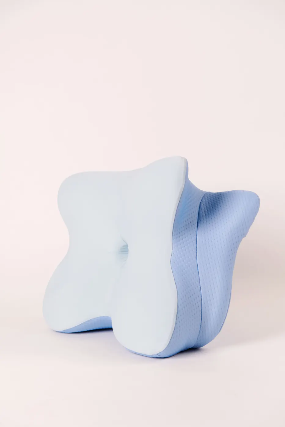 Close-up of the ergonomic pillow contour